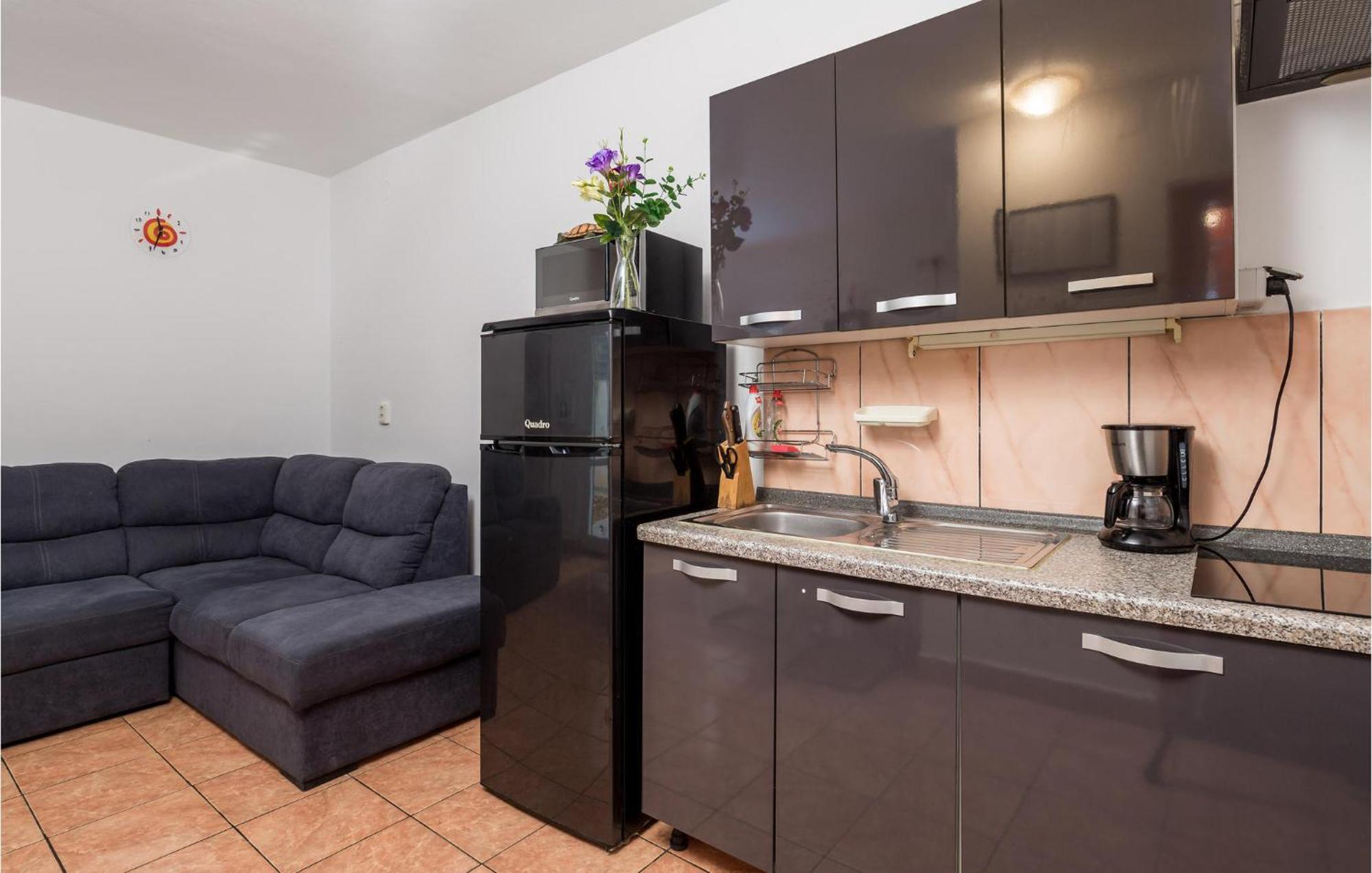 1 Bedroom Beautiful Apartment In Vrh Vrh  Ngoại thất bức ảnh