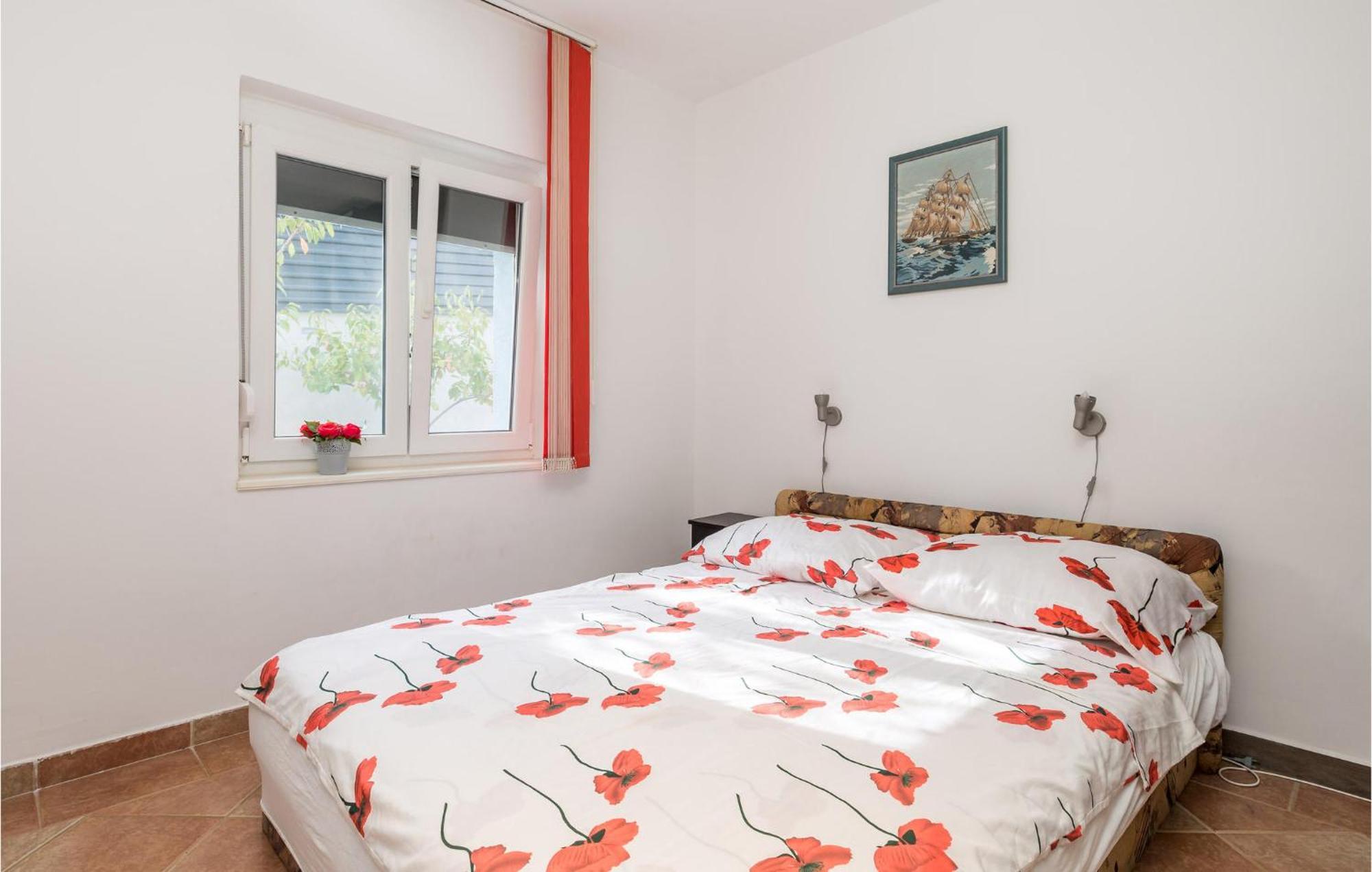 1 Bedroom Beautiful Apartment In Vrh Vrh  Ngoại thất bức ảnh