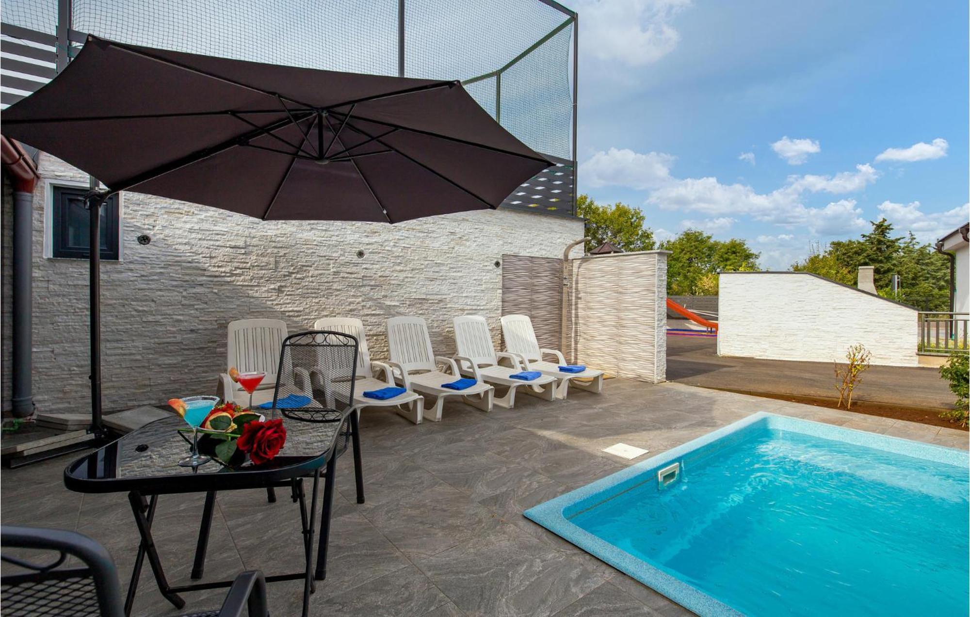 1 Bedroom Beautiful Apartment In Vrh Vrh  Ngoại thất bức ảnh