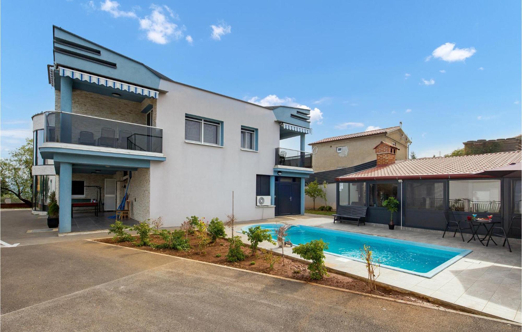 1 Bedroom Beautiful Apartment In Vrh Vrh  Ngoại thất bức ảnh