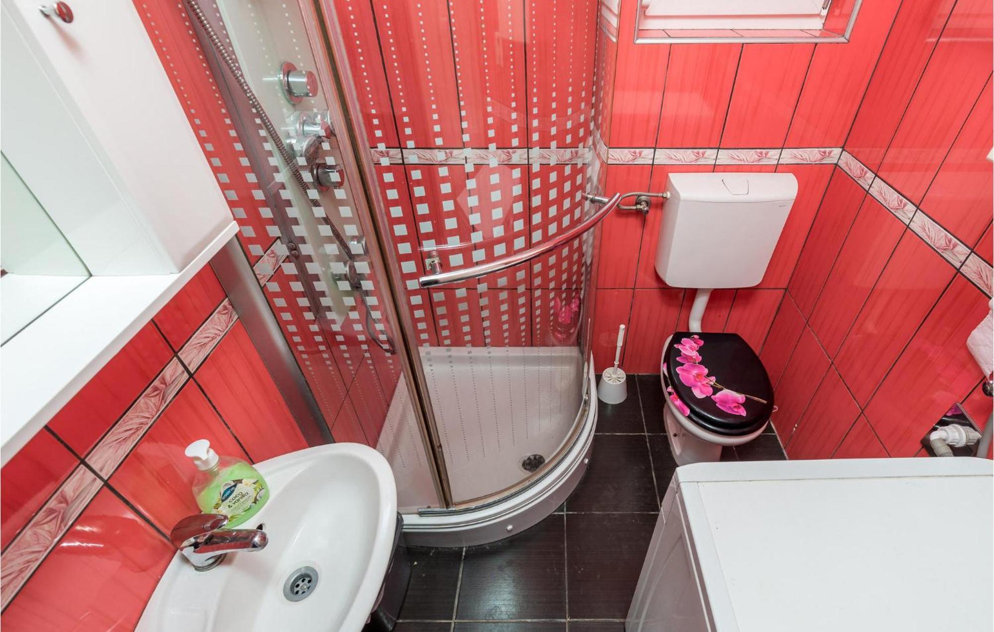1 Bedroom Beautiful Apartment In Vrh Vrh  Ngoại thất bức ảnh