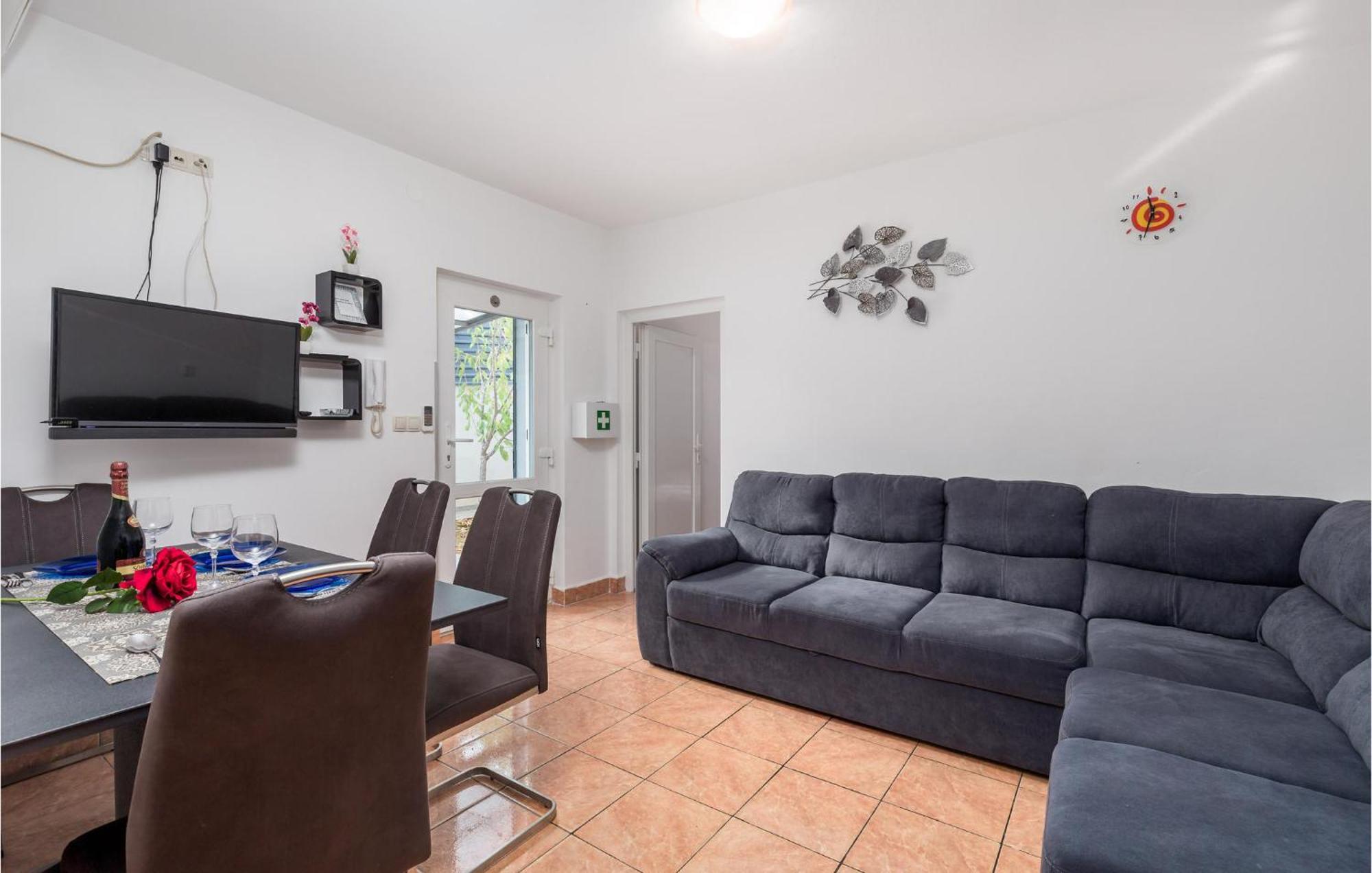 1 Bedroom Beautiful Apartment In Vrh Vrh  Ngoại thất bức ảnh