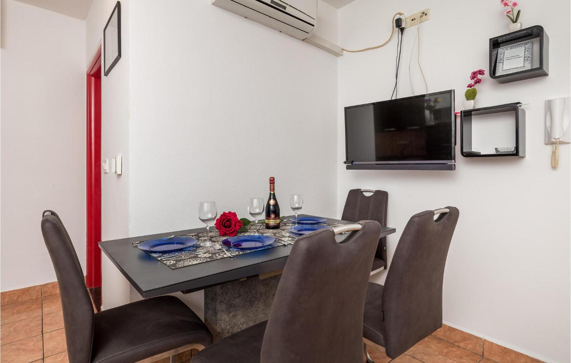 1 Bedroom Beautiful Apartment In Vrh Vrh  Ngoại thất bức ảnh