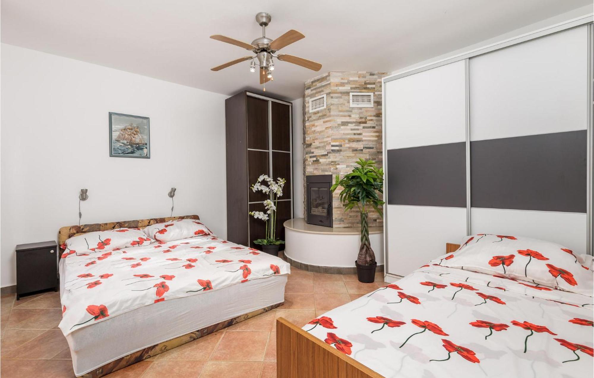 1 Bedroom Beautiful Apartment In Vrh Vrh  Ngoại thất bức ảnh