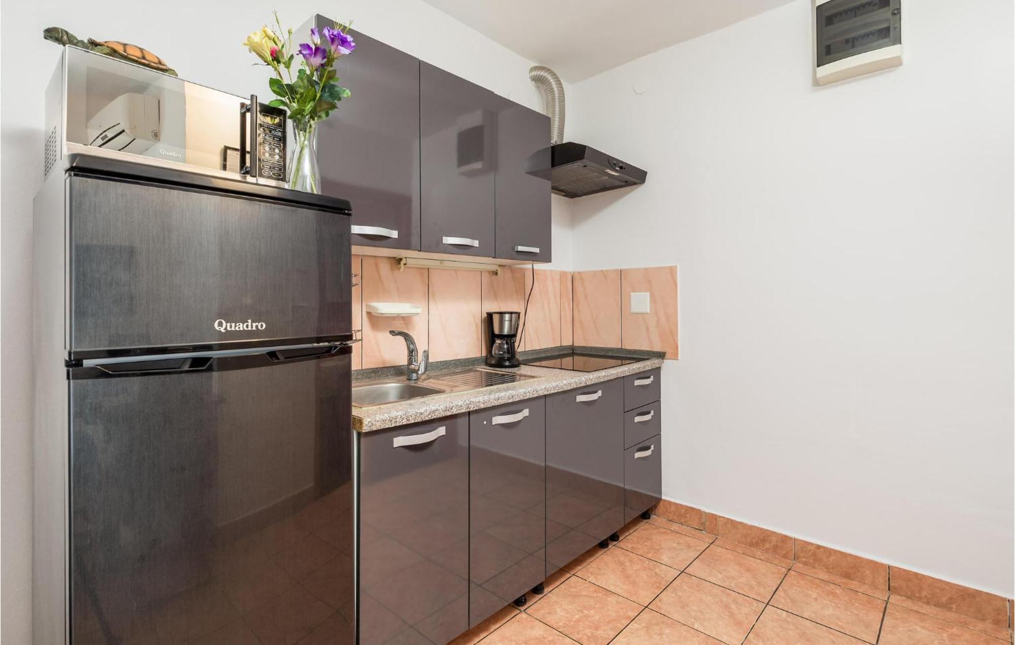 1 Bedroom Beautiful Apartment In Vrh Vrh  Ngoại thất bức ảnh