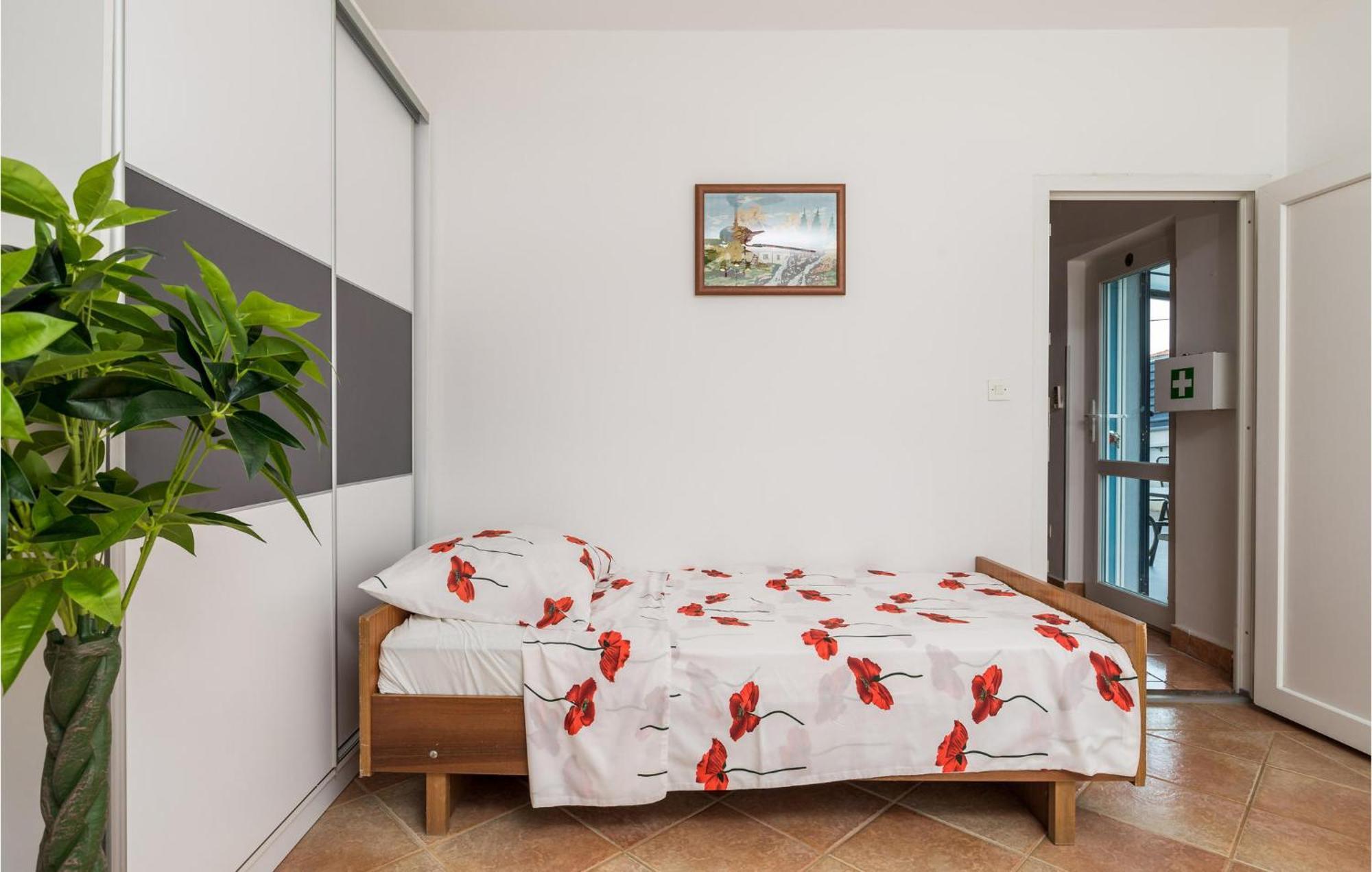 1 Bedroom Beautiful Apartment In Vrh Vrh  Ngoại thất bức ảnh